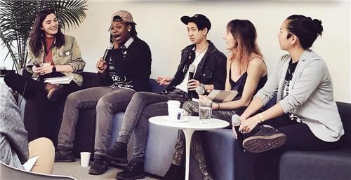 청소년들과 인터뷰하는 사바나 바달리치 디스코드 수석 정책 담당 디렉터(왼쪽)[사바나 바달리치 디렉터 제공. 재판매 및 DB 금지]