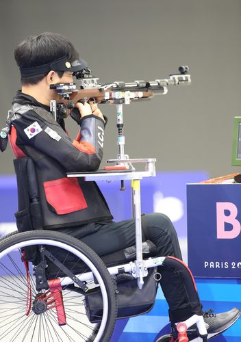 사격 이철재(샤토루[프랑스]=연합뉴스) 공동취재단 = 이철재(오른쪽)가 1일(한국시간) 프랑스 샤토루 슈팅센터에서 열린 2024 파리 올림픽 사격 R5 혼성 공기소총 복사 결선에서 과녁을 조준하고 있다.