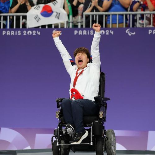 내가 해냈다(파리=연합뉴스) 공동취재단 기자 = 보치아 국가대표 정소영이 2일(한국시간) 프랑스 파리 사우스 아레나1에서 열린 2024 파리 패럴림픽 보치아 여자개인 스포츠등급 BC2에서 은메달을 딴 뒤 시상대에서 환호하고 있다.