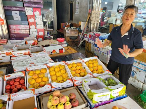 과일 가격 설명하는 상인[촬영 : 김동철]