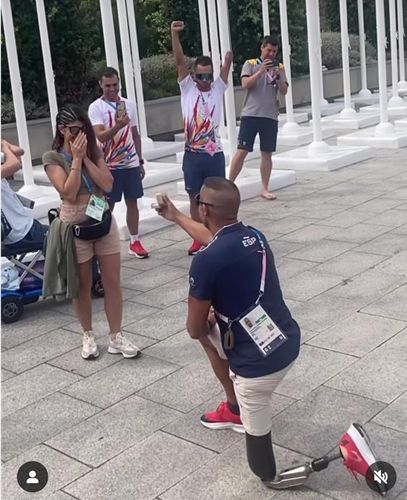 패럴림픽 선수촌 앞에서 프러포즈한 곤살레스[리오넬 모랄레스 곤살레스 인스타그램 캡처. 재판매 및 DB금지]