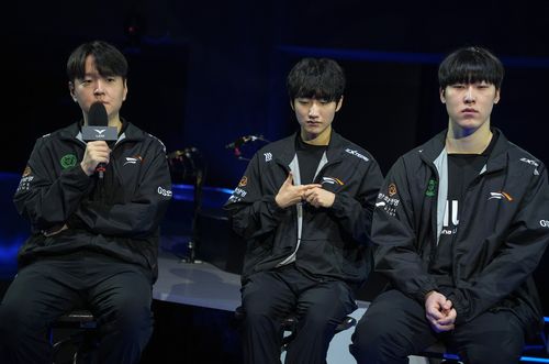 인터뷰하는 한화생명e스포츠 선수단    (서울=연합뉴스) 김주환 기자 = 2024 LCK 서머 결승 진출전을 앞둔 한화생명e스포츠 감독과 선수들이 2일 서울 종로구 LoL 파크에서 열린 기자 간담회 행사에서 질문에 답하고 있다. 왼쪽부터 최인규 감독, '피넛' 한왕호, '제카' 김건우. 2024.9.2 jujuk@yna.co.kr