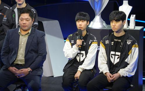 인터뷰하는 젠지 e스포츠    (서울=연합뉴스) 김주환 기자 = 2024 LCK 서머 결승전을 앞둔 젠지 e스포츠 감독과 선수들이 2일 서울 종로구 LoL 파크에서 열린 기자 간담회 행사에서 질문에 답하고 있다. 왼쪽부터 김정수 감독, '리헨즈' 손시우, '쵸비' 정지훈. 2024.9.2 jujuk@yna.co.kr