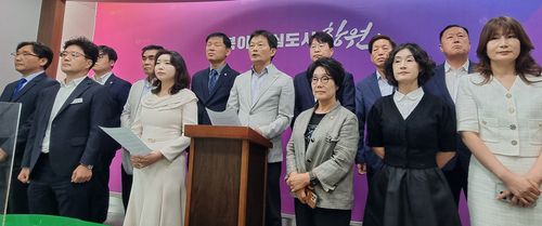 기자회견하는 민주당 창원시의원들[촬영 김선경]