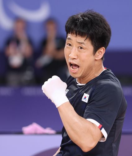 배드민턴 정재군(파리=연합뉴스) 공동취재단 = 정재군(오른쪽)이 2일(한국시간) 프랑스 파리 포르트드라샤펠 경기장에서 열린 2024 파리 패럴림픽 배드민턴 남자 단식(스포츠등급 WH1) 동메달 결정전에서 반트슈나이더(왼쪽)에게 득점한 뒤 기뻐하고 있다.
