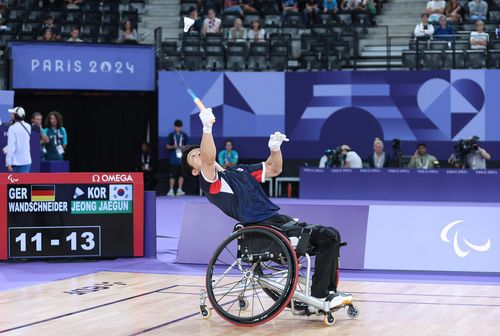 배드민터 정재군(파리=연합뉴스) 공동취재단 = 정재군이 2일(한국시간) 프랑스 파리 포르트드라샤펠 경기장에서 열린 2024 파리 패럴림픽 배드민턴 남자 단식(스포츠등급 WH1) 동메달 결정전에서 셔틀콕을 넘기고 있다.