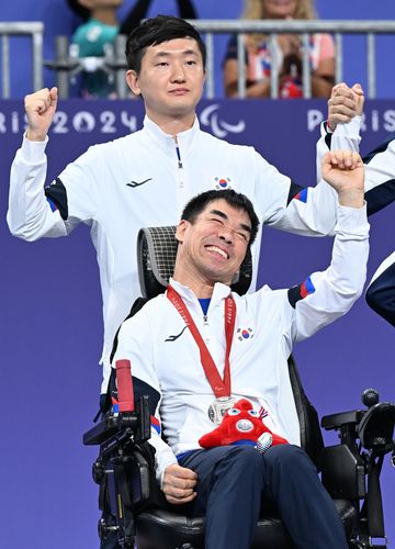 은메달리스트 정성준(파리=연합뉴스) 공동취재단 = 보치아 국가대표 정성준(아래)이 2일(한국시간) 프랑스 파리 사우스 아레나1에서 열린 2024 파리 패럴림픽 보치아 남자 개인(스포츠등급 BC1)에서 은메달을 목에 건 뒤 기뻐하고 있다.