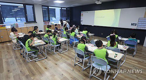 지난 5월 21일 경남 통영의 한 초등학교 조립식(모듈러) 교실에서 학생들이 수업을 받고 있다. [연합뉴스 자료사진. 재판매 및 DB 금지]