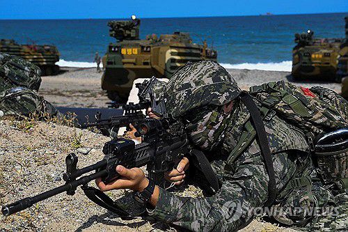 한미 해군·해병대, 24년 쌍룡훈련 실시(서울=연합뉴스) 한미 해군·해병대는 지난달 26일부터 오는 7일까지 경북 포항 일대에서 24년 쌍룡훈련을 실시한다고 2일 밝혔다. 사진은 포항 독석리와 화진리 해안 일대에서 지역 내 중요지형 및 목표를 확보하는 연합 상륙작전을 진행하는 모습. 2024.9.2 [해병대사령부 제공. 재판매 및 DB 금지] photo@yna.co.kr