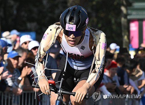 사이클 타는 김황태(서울=연합뉴스) 김황태가 2일(현지시간) 프랑스 파리 알렉상드로 3세 다리 인근에서 열린 2024 파리 패럴림픽 남자 트라이애슬론(철인 3종) PTS3 등급 경기에서 사이클을 타고 있다. 2024.9.2 [사진공동취재단] photo@yna.co.kr