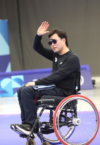 손 흔드는 김정남(샤토루[프랑스]=연합뉴스) 공동취재단 = 장애인 사격 국가대표 김정남이 3일(한국시간) 프랑스 샤토루 사격센터에서 열린 2024 파리 패럴림픽 P3 혼성 25ｍ 권총 스포츠등급 SH1에서 동메달을 딴 뒤 기뻐하고 있다. [2024.09.03 송고]