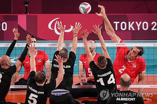 도쿄 패럴림픽에서 스파이크를 시도하는 메르자드[AFP=연합뉴스]