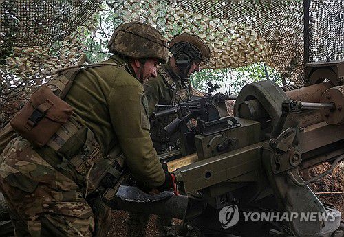 도네츠크 전선에서 포격전을 벌이는 우크라이나군 병사들[로이터 연합뉴스자료사진. 재판매 및 DB 금지]