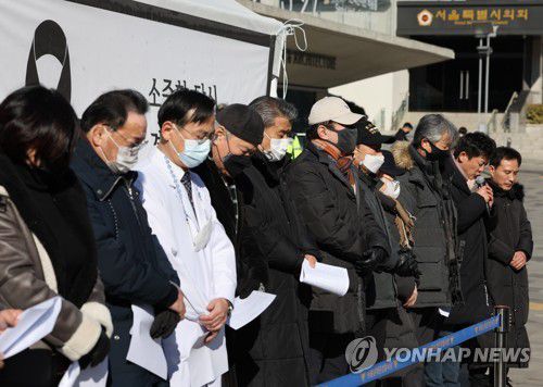 코로나19 사망자 추모하는 시민단체,유가족(서울=연합뉴스) 류영석 기자 = 4일 오전 서울시의회 인근 설치된 코로나재난 국민합동분향소에서 코로나19진상규명시민연대 관계자 등이 코로나19 사망자·백신 접종 사망자 추모 및 정부 규탄 기자회견을 하고 있다. 2022.2.4 ondol@yna.co.kr