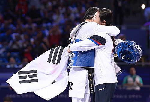 동메달 딴 주정훈(파리=연합뉴스) 장애인 태권도 주정훈(왼쪽)이 1일(한국시간) 프랑스 파리 그랑팔레에서 열린 2024 파리 패럴림픽 태권도 남자 80㎏급 스포츠등급 K44 동메달 결정전에서 승리한 뒤 김예선 감독과 기뻐하고 있다. 2024.9.1 [사진공동취재단] photo@yna.co.kr