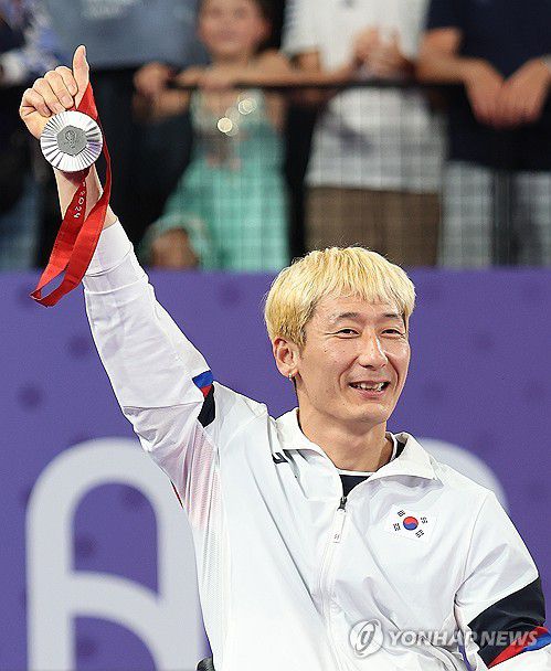 은메달 들어 올려 보이는 최정만(서울=연합뉴스) 2024 파리 패럴림픽 배드민턴 남자 단식(스포츠 등급 WH1)에서 은메달을 딴 최정만이 3일(한국시간) 프랑스 파리 포르트드라샤펠 경기장에서 열린 시상식에서 은메달을 들어올려 보이고 있다. 2024.9.3 [대한장애인체육회 제공. 재판매 및 DB 금지] photo@yna.co.kr