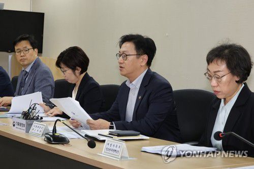 김범석 1차관, 경제관계차관회의 주재(서울=연합뉴스) 최재구 기자 = 기획재정부 김범석 1차관이 3일 서울 종로구 정부서울청사에서 열린 경제관계차관회의 겸 물가관계차관의 겸 경제형벌규정 개선 TF 회의에서 발언하고 있다. 2024.9.3 jjaeck9@yna.co.kr