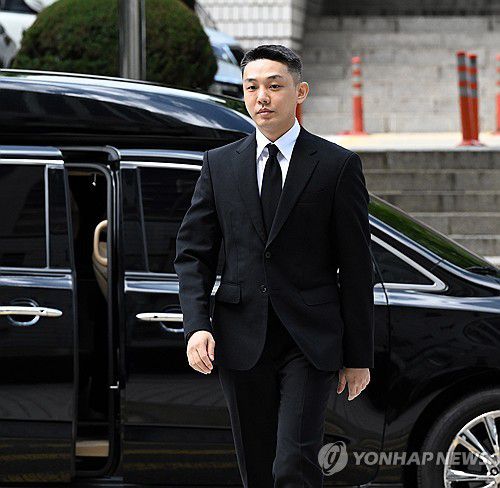 법정 출석하는 유아인(서울=연합뉴스) 이정훈 기자 = '프로포폴 상습 투약' 혐의로 기소된 배우 유아인(본명 엄홍식)이 3일 서울 서초구 중앙지법에서 열린 1심 선고기일에 출석하고 있다. 2024.9.3 [공동취재] uwg806@yna.co.kr