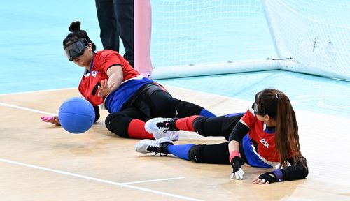 골볼 대표팀(파리=연합뉴스) 공동취재단 = 여자 골볼대표팀이 4일(한국시간) 프랑스 파리 사우스 파리 아레나 6에서 열린 2024 파리 패럴림픽 여자 골볼 8강전에서 튀르키예를 상대로 수비를 시도하고 있다.