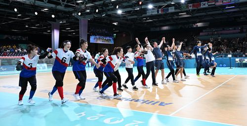 기적의 시간 마친 골볼 대표팀(파리=연합뉴스) 공동취재단 = 여자 골볼 대표팀이 4일(한국시간) 프랑스 파리 사우스 파리 아레나 6에서 열린 2024 파리 패럴림픽 여자 골볼 7-8위 결정전에서 프랑스를 꺾고 모든 일정을 마무리한 뒤 프랑스 선수들과 함께 관중들에게 인사하고 있다.