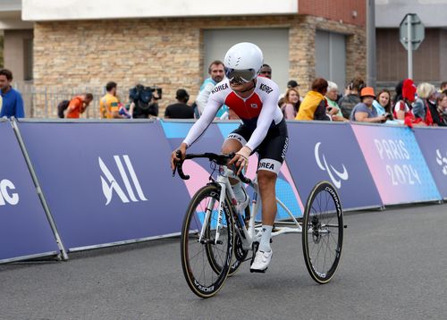 역주하는 김용기(파리=연합뉴스) 공동취재단 = 김용기가 4일(한국시간) 프랑스 클리시 수 부아에서 열린 2024 파리 패럴림픽 도로사이클 남자 도로독주(타임 트라이얼) 스포츠등급 T1-2 경기에서 14.1㎞ 코스를 29분41초83의 기록으로 통과하고 있다.