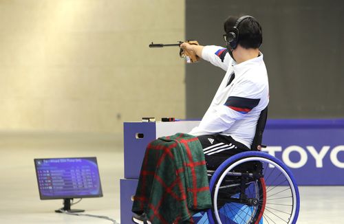 집중하는 조정두(샤토루[프랑스]=연합뉴스) 공동취재단 = 장애인 사격 국가대표 조정두가 4일(한국시간) 프랑스 샤토루 사격센터에서 열린 2024 파리 패럴림픽 사격 P4 혼성 50ｍ 권총 스포츠등급 SH1 결선에서 조준하고 있다.