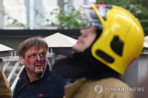 부상당한 시민과 구조대원[AFP 연합뉴스. 재판매 및 DB 금지]