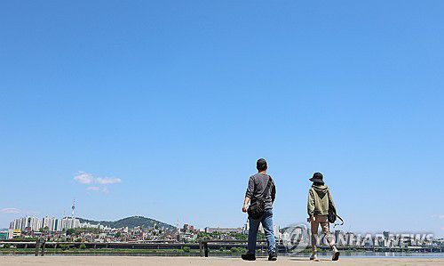 서울 서초구 반포한강공원을 찾은 시민이 벤치로 향하고 있다. [연합뉴스 자료사진]