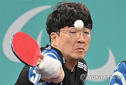 공격 시도하는 차수용(파리=연합뉴스) 장애인 탁구 대표팀 차수용(왼쪽), 박진철이 30일(현지시간) 프랑스 파리 사우스 파리 아레나에서 열린 2024 파리 패럴림픽 탁구 남자복식 MD4 준결승전 슬로바키아와의 경기에서 공격을 시도하고 있다. 2024.8.31 [사진공동취재단] photo@yna.co.kr