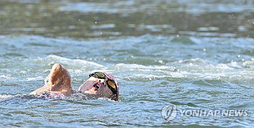 센강서 역영하는 김황태(서울=연합뉴스) 김황태가 2일(현지시간) 프랑스 파리 알렉상드로 3세 다리 인근에서 열린 2024 파리 패럴림픽 남자 트라이애슬론(철인 3종) PTS3 등급 경기에서 역영하고 있다. 2024.9.2 [사진공동취재단] photo@yna.co.kr
