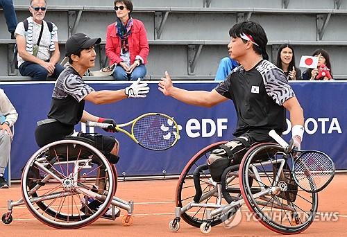 파리 패럴림픽 휠체어테니스 남자복식 8강전(파리=연합뉴스) 한성봉(왼쪽), 임호원이 3일(현지시간) 프랑스 파리 롤랑가로스에서 열린 파리 패럴림픽 휠체어테니스 남자복식 8강전에서 일본과 경기를 펼치고 있다. 2024.9.4 [사진공동취재단] photo@yna.co.kr