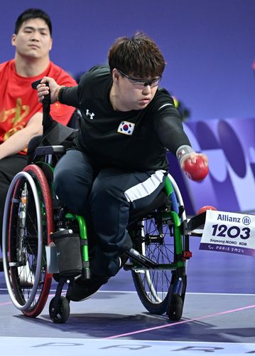 집중하는 정소영(파리=연합뉴스) 공동취재단 = 보치아 국가대표 정소영이 4일(현지시간) 프랑스 파리 사우스 파리 아레나1에서 열린 2024 파리 패럴림픽 중국과 준결승 경기에서 투구하고 있다.