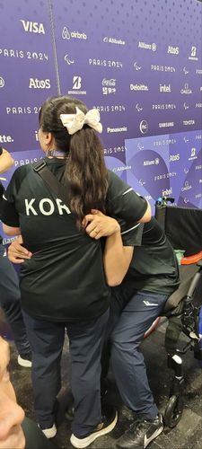 어머니 품에 안겨 눈물 흘린 서민규(파리=연합뉴스) 공동취재단 = 서민규가 5일(현지시간) 프랑스 파리 사우스 아레나1에서 열린 2024 파리 패럴림픽 보치아 혼성 단체전 일본과의 3위 결정전에서 패한 뒤 어머니 김은희 씨 품에 안겨 울고 있다.