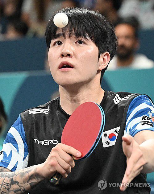 신중하게 경기 펼치는 장영진(파리=연합뉴스) 장애인 탁구 대표팀 장영진이 30일(현지시간) 프랑스 파리 사우스 파리 아레나에서 열린 2024 파리 패럴림픽 탁구 MD4 남자 복식 준결승전에서 프랑스를 상대로 경기를 펼치고 있다. 2024.8.31 [사진공동취재단] photo@yna.co.kr