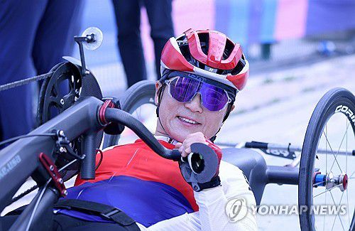 세 번째 올림픽 도전하는 이도연의 역주(파리=연합뉴스) 이도연이 4일(한국시간) 프랑스 클리시 수 부아에서 열린 도로사이클 여자 도로독주(타임 트라이얼) 스포츠등급 H4-5 경기에서 역주하고 있다. 2024.9.4 [대한장애인체육회 제공. 재판매 및 DB금지] photo@yna.co.kr