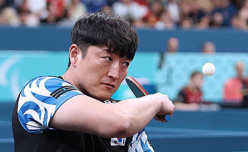 집중하는 김정길(파리=연합뉴스) 공동취재단 = 장애인 탁구 남자단식 김영건이 4일(한국시간) 프랑스 파리 사우스 파리 아레나4에서 열린 파리 패럴림픽 탁구 남자단식 8강을 치르고 있다. 2024.9.4 photo@yna.co.kr