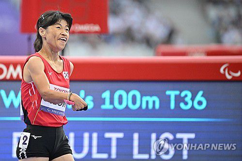 기록 확인하는 전민재(파리=연합뉴스) 전민재가 4일(현지시간) 프랑스 파리 스타드 드 프랑스에서 열린 2024 파리 패럴림픽 여자 육상 100m T36등급 결선에서 결승선을 7위(14초95)로 통과한 뒤 기록을 확인하고 있다. 2024.9.5 [사진공동취재단] photo@yna.co.kr