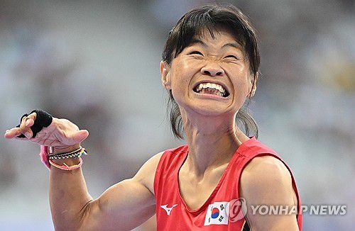 전민재, 여자 육상 100m T36등급 결선 7위로 마무리(파리=연합뉴스) 전민재가 4일(현지시간) 프랑스 파리 스타드 드 프랑스에서 열린 2024 파리 패럴림픽 여자 육상 100m T36등급 결선에서 결승선을 7위(14초95)로 통과한 뒤 기록을 확인하고 있다. 2024.9.5 [사진공동취재단] photo@yna.co.kr