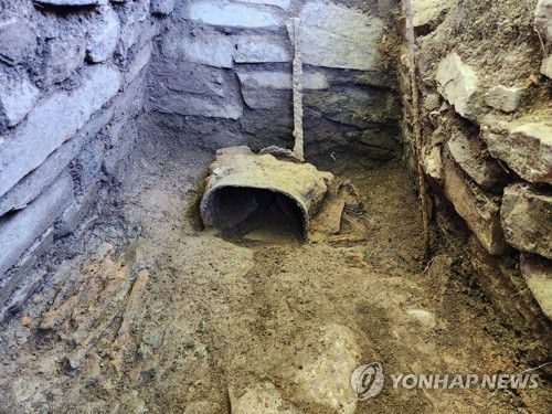 고성 송학동 고분군 14호분 발굴(경남 고성=연합뉴스) 경남도는 5일 고성군 고성읍에 있는 송학동 고분군(사적) 현장에서 학술자문회의를 열어 14호분 발굴 조사 결과를 공개했다. 사진은 14호분에서 나온 유물. 2024.9.5 [경남도 제공. 재판매 및 DB 금지] seaman@yna.co.kr