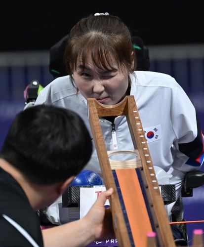 결승 치르는 강선희(파리=연합뉴스) 공동취재단 = 강선희가 6일(한국시간) 프랑스 파리 사우스 파리 아레나1에서 열린 2024 파리 패럴림픽 보치아 혼성페어 결승에서 조준하고 있다.