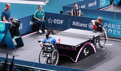 공격시도하는 윤지유(오른쪽)(파리=연합뉴스) 공동취재단 = 여자 탁구 윤지유(오른쪽)가 6일(한국시간) 프랑스 사우스 파리 아레나4에서 열린 2024 파리 패럴림픽 탁구 여자 단식(스포츠 등급 WS3) 카를로타 라가치니와 준결승에서 공격을 시도하고 있다.