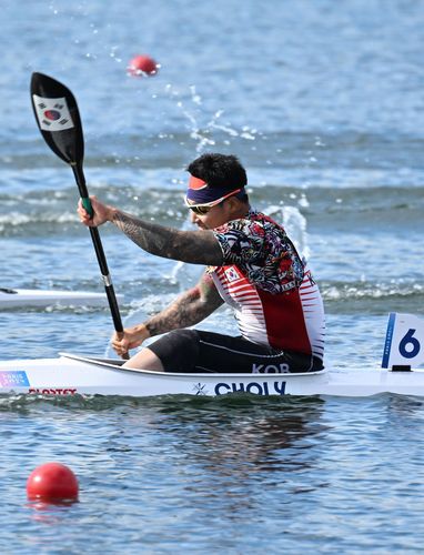 한국 카누 최초로 패럴림픽에 나선 최용범(파리=연합뉴스) 공동취재단 = 최용범이 6일(한국시간) 프랑스 베르 쉬르 마른의 스타드 노티크에서 열린 2024 파리 패럴림픽 카누(스포츠 등급 KL3) 남자 카약 200ｍ 예선에서 힘차게 노를 젓고 있다.