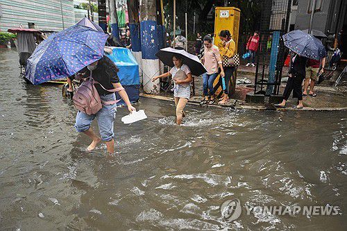 태풍 야기로 홍수 발생한 필리핀 마닐라 도로[AFP 연합뉴스]