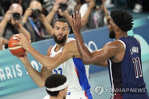 파리 올림픽에 출전한 뤼디 고베르(왼쪽)[AP=연합뉴스. 자료 사진]