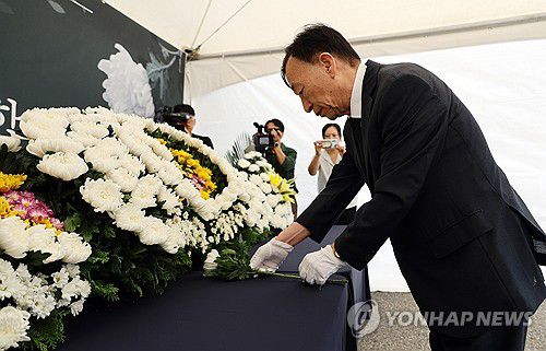 헌화하는 설동호 대전교육감(대전=연합뉴스) 이주형 기자 = 교권 보호에 대한 사회적 담론을 형성했던 순직 대전용산초 교사가 6일 1주기를 맞았다. 설동호 대전시교육감이 이날 오후 대전시교육청에 마련된 추모소를 찾아 헌화하고 있다. 2024.9.6 coolee@yna.co.kr