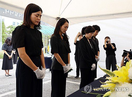 선생님을 기억하며(대전=연합뉴스) 이주형 기자 = 교권 보호에 대한 사회적 담론을 형성했던 순직 대전용산초 교사가 6일 1주기를 맞았다. 대전지역 교원노조·단체 관계자들이 이날 오후 대전시교육청에 마련된 추모소를 찾아 헌화하고 있다. 2024.9.6 coolee@yna.co.kr
