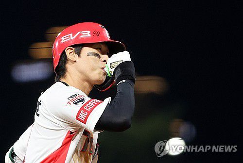 홈런 세리머니하는 박찬호(광주=연합뉴스) 조남수 기자 = 6일 광주기아챔피언스필드에서 열린 프로야구 키움 히어로즈와 KIA 타이거즈의 경기. KIA 박찬호가 1회말에 솔로홈런을 치고 베이스를 돌며 세리머니하고 있다. 2024.9.6 iso64@yna.co.kr