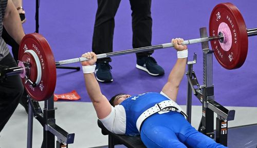 성공하는 김형희(파리=연합뉴스) 공동취재단 = 장애인 역도 국가대표 김형희가 6일(현지시간) 프랑스 파리 포르트드라샤펠 경기장에서 열린 파리 패럴림픽 역도(파워리프팅) 여자 67㎏급 경기에서 역기를 들어 올리고 있다.