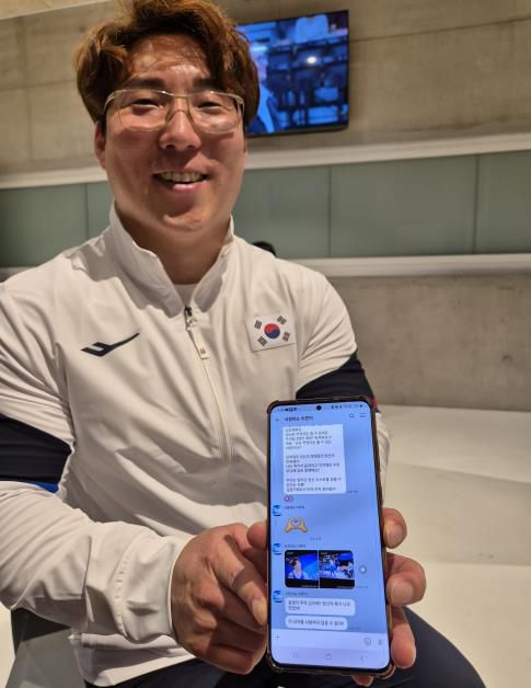 아내에게 받은 메시지 보여주는 김규호(파리=연합뉴스) 김경윤 기자 = 장애인 역도 김규호가 7일(한국시간) 프랑스 파리 포르트드라샤펠 경기장에서 열린 2024 파리 패럴림픽 역도(파워리프팅) 남자 80㎏급 경기를 마친 뒤 공동취재구역에서 아내에게 받은 메시지를 보여주고 있다.