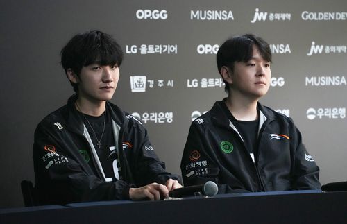 8년만의 LCK 결승 진출 소감 밝히는 한화생명e스포츠    (경주=연합뉴스) 김주환 기자 = 한화생명e스포츠 주장 '피넛' 한왕호(왼쪽)와 최인규 감독이 7일 T1과의 2024 LCK 서머 결승전 승리 후 기자회견에서 질문을 듣고 있다. 2024.9.7 jujuk@yna.co.kr